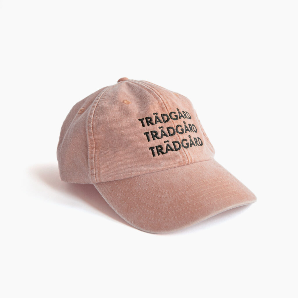 En tygkeps i aprikos (i vintage dad cap-stil)